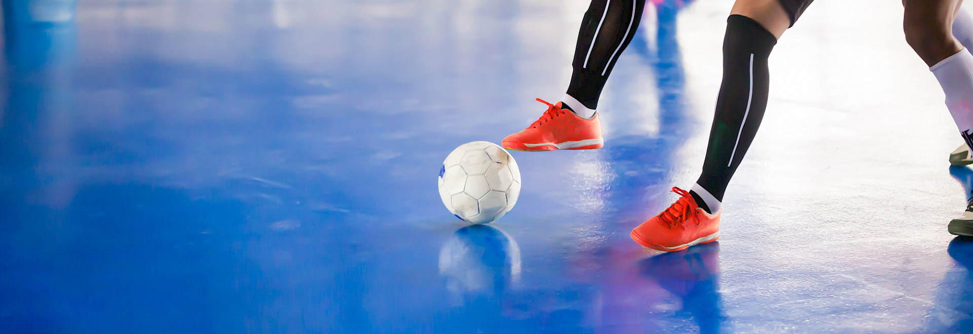 Zweikampf beim Futsal. Ein Spieler bewegt den Ball.